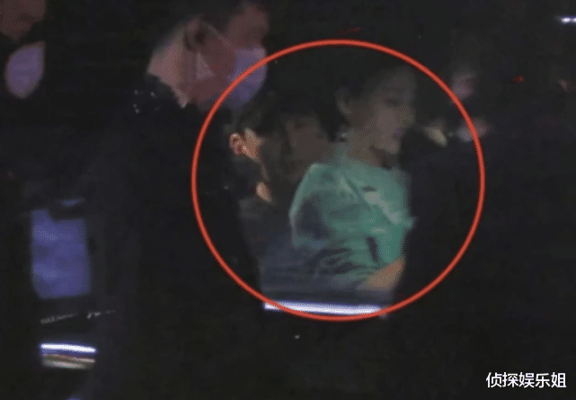 于晓光|秋瓷炫与老公机场打情骂俏秀恩爱,网友喊话于晓光:好好对你老婆