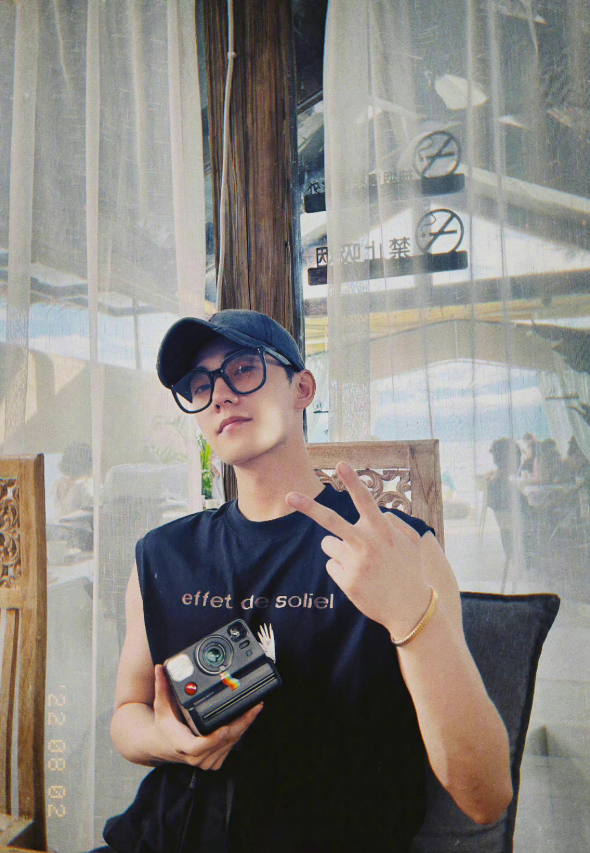 杨洋|杨洋湖边最新四宫格照片,肌肉线条绝美身材好到爆