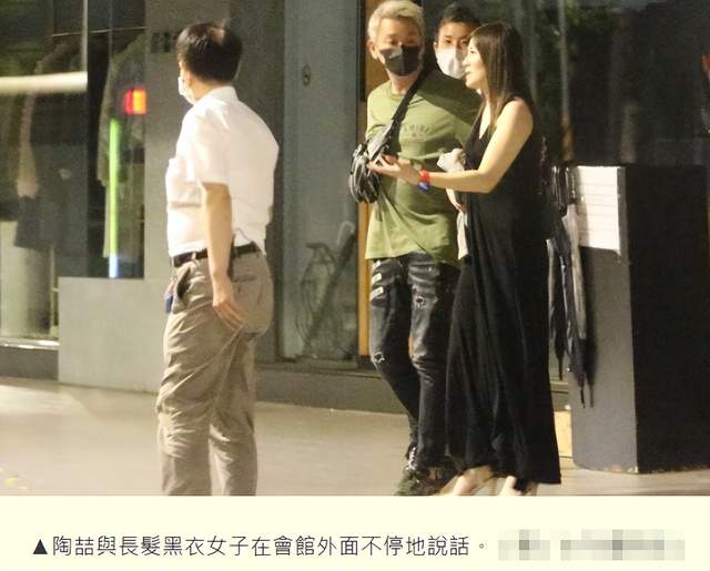 陶喆|53岁陶喆深夜与美女聚会，男方疑似给女方钞票，两人分别时还拉手