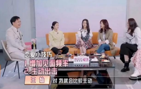 杜淳|杜淳一家三口海边度假！1岁女儿上衣两千元，妻子穿背心身材丰腴