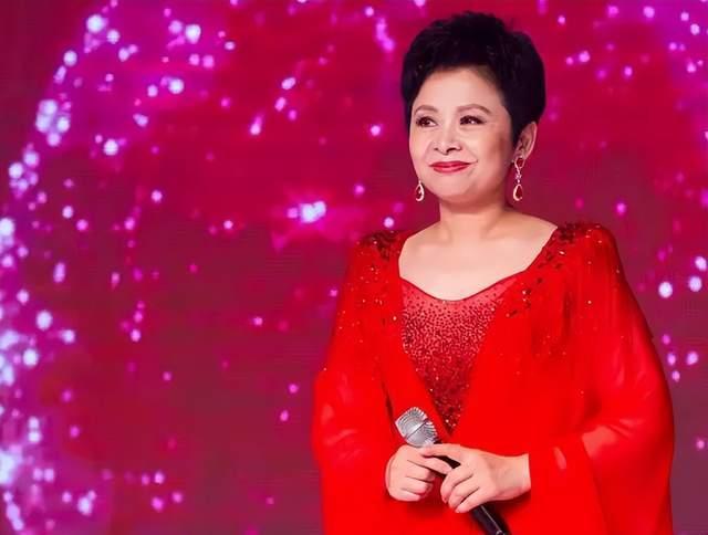 付笛生|董文华60岁庆生照曝光,碎花衬衫配珍珠项链,付笛生夫妇到场祝贺