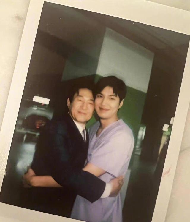 李敏镐|李敏镐新剧杀青！和孔孝真拍亲密合照，女神婚后幸福肥他更帅了