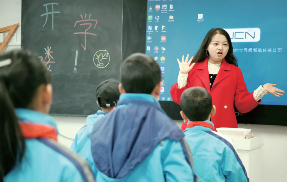 蔡徐坤|是崇拜还是恶搞？中学生模仿蔡徐坤打球惹争议，学生却觉得很无辜