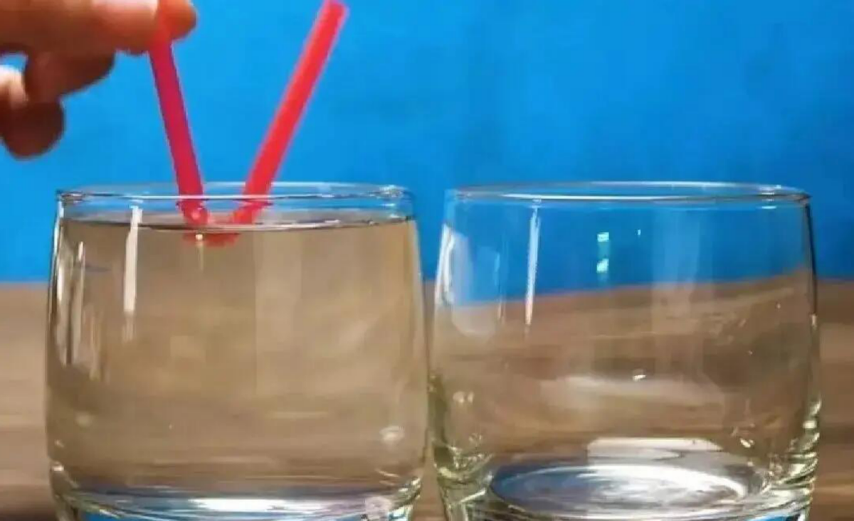 中国航天员做实验,水未飞出杯子,国外质疑地面摆拍,真相如何?