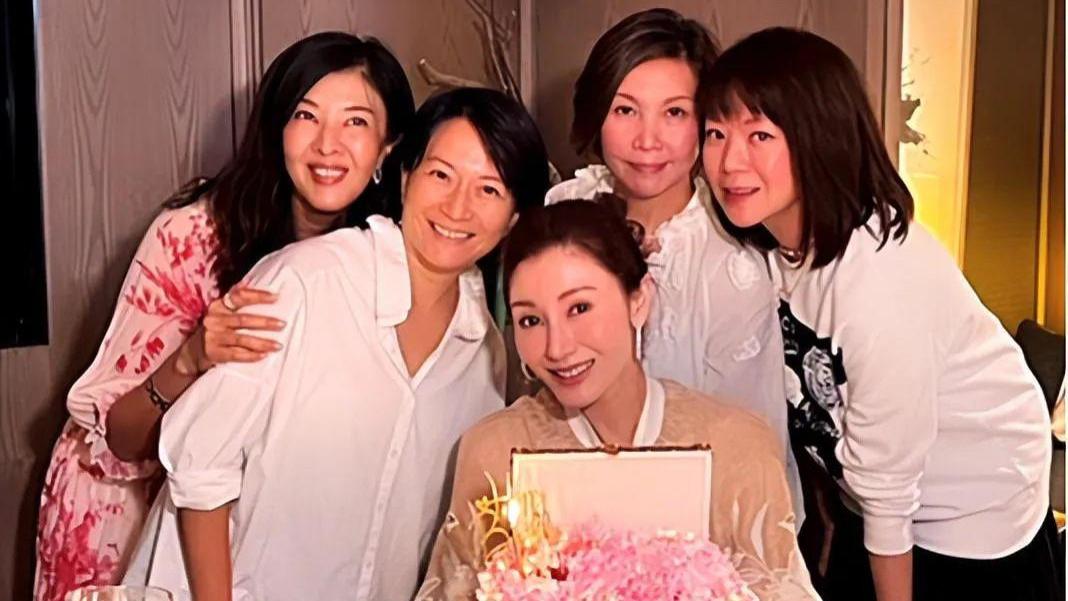 李嘉欣|同是豪门儿媳，李嘉欣过生日耗时半个月，郭晶晶只买了一块小蛋糕