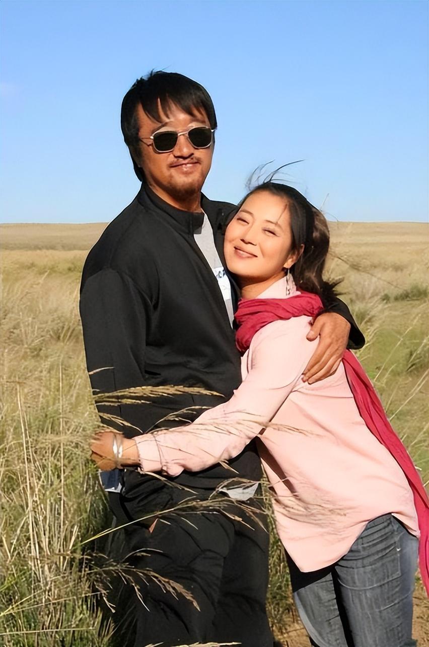 王茜华|王茜华：为演戏流产、打200多针美容针，45岁高龄生子，现状如何