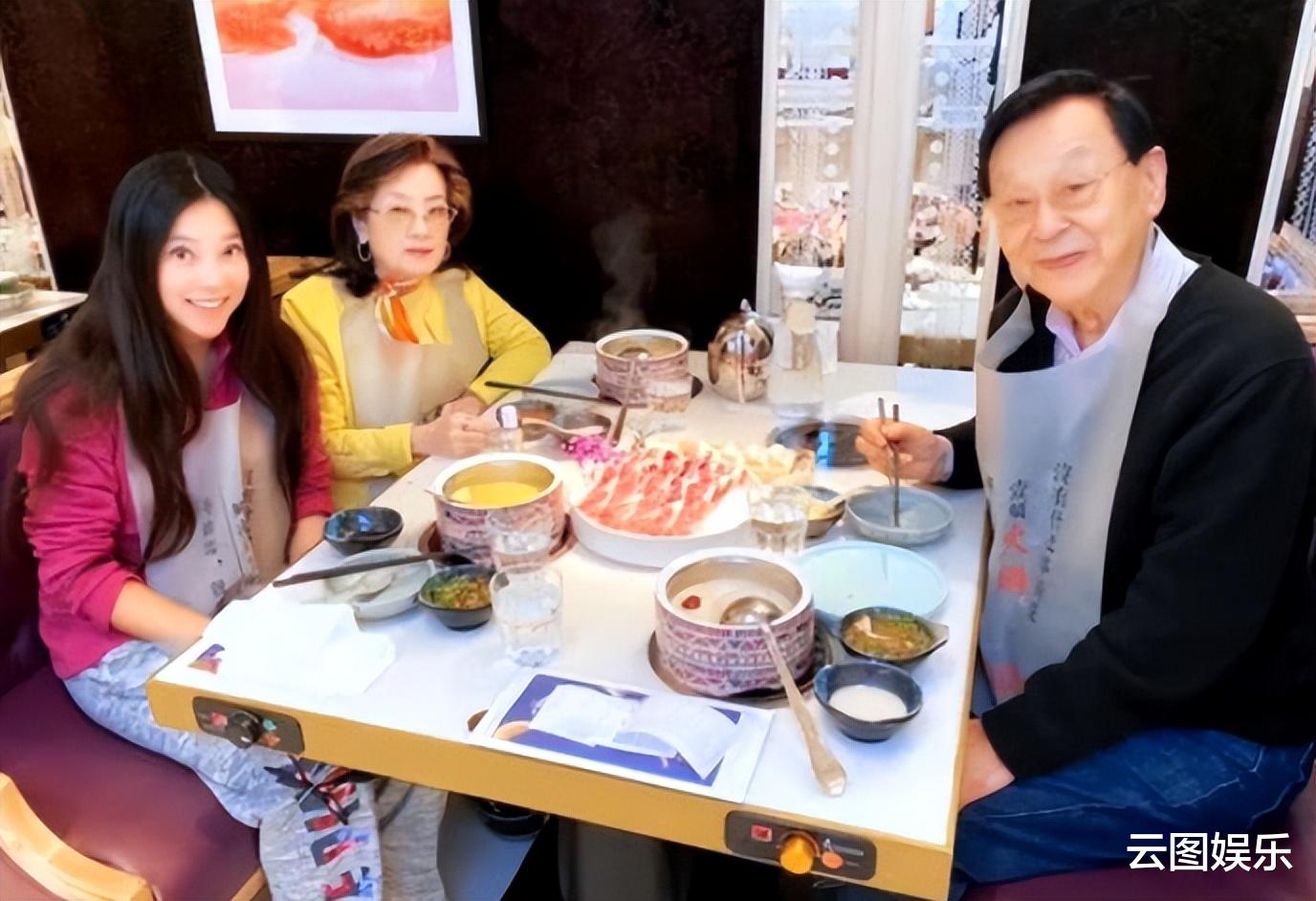 傅明宪|52岁傅明宪现身庙里,举比人高的香虔诚祈福,豪门梦碎后单身多年