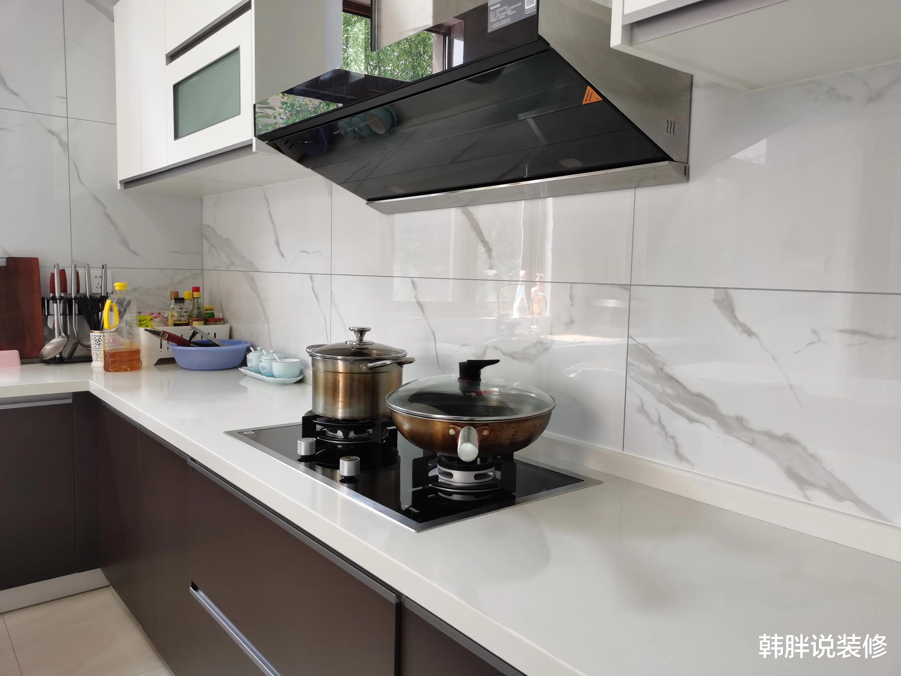 厨房的墙面瓷砖怎么选？分享5个技巧，帮你装出实用又好看的厨房