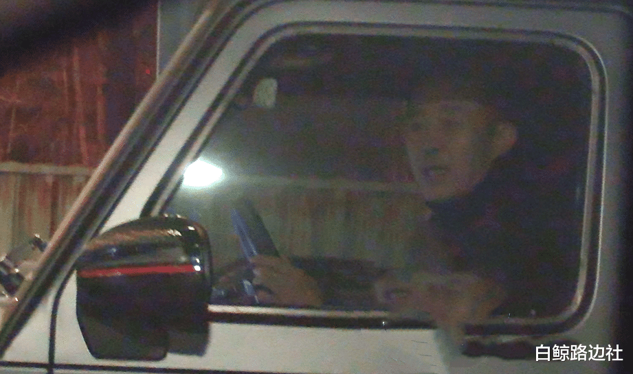 侯勇|54岁老戏骨侯勇酒驾?聚餐喝酒驾车离开,和小20岁三婚妻子很恩爱