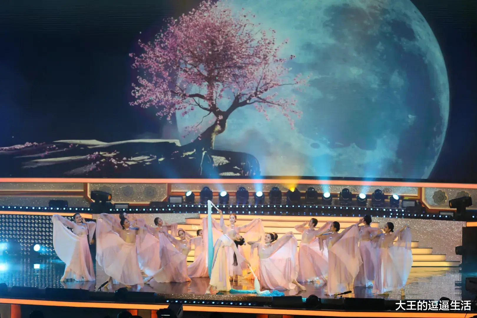 央视|香港国庆晚会令人眼前一亮，TVB学到央视的“精髓”了，略数细来