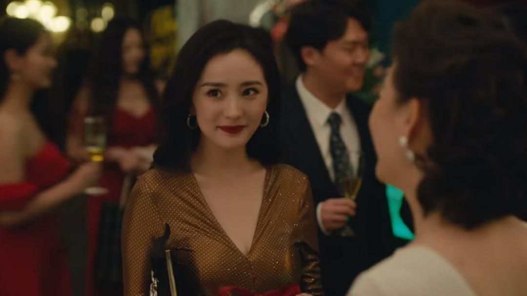 杨幂 杨幂在新剧里演律师，红唇卷发不停换装，心思都花在造型上了？