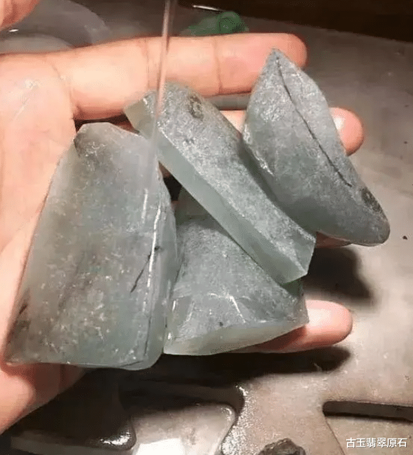 翡翠|3000块买进的翡翠开窗料,一刀爆出4块高冰大牌,货主笑得都合不拢嘴了!