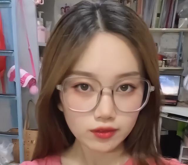 河北女子穿热裤回姥姥家,其裤子却被姥姥扔了,最后还不忘踩一脚