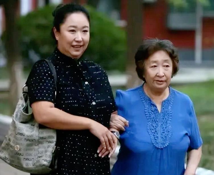 冰与火|老戏骨彭玉:照顾瘫痪丈夫8年不离不弃,丈夫去世6年后,嫁给姐夫