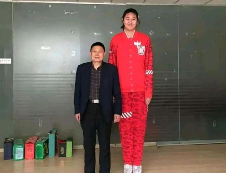 姚明|女版姚明横空出世，张子宇15岁身高2.28米，成为女篮的希望之星