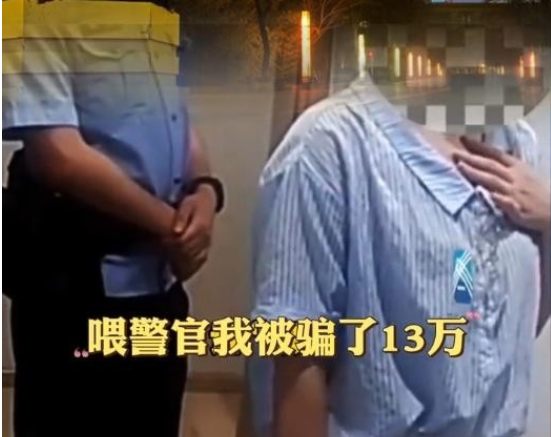 女子蹲在地上哭得跟泪人一样,另一女子指着该女子给警察诉苦说:我被她骗了13万,你们快把这个骗子抓走吧!