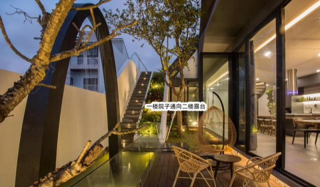 现在流行在室外也留个楼梯了！连通二楼露台，入户双动线，挺方便