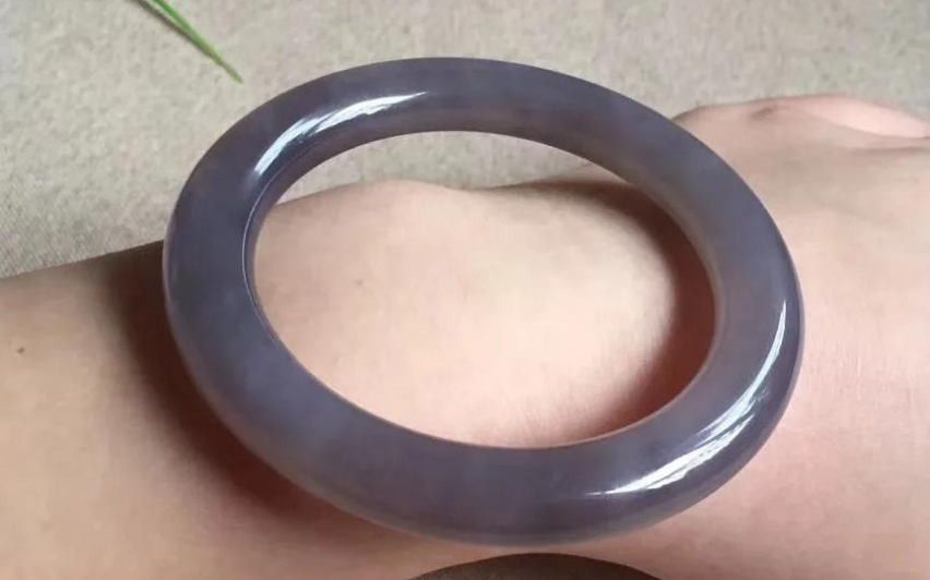 |丁香般的女子：如烟似雾的烟紫和田玉