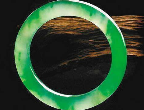 翡翠|佩戴多个翡翠饰品，不会破财还增添美观性？千万不要同时佩戴两个