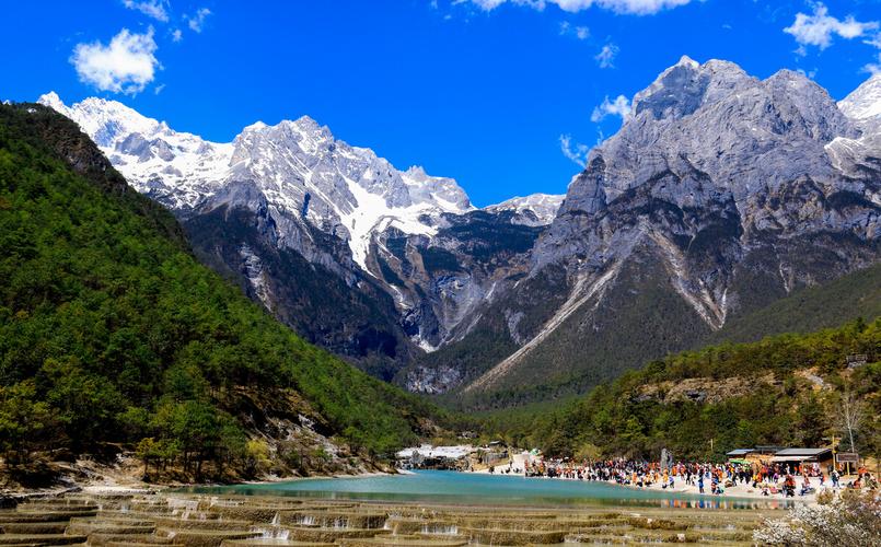 露营|玉龙雪山白雪皑皑，群山耸立，你值得一去
