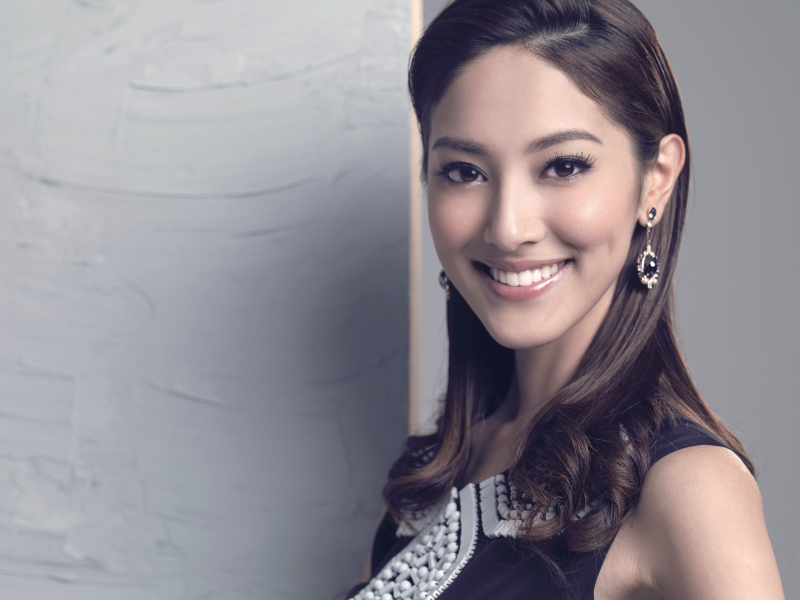 |22岁夺港姐桂冠，23岁出道演戏，27岁嫁大21岁老公甜如蜜