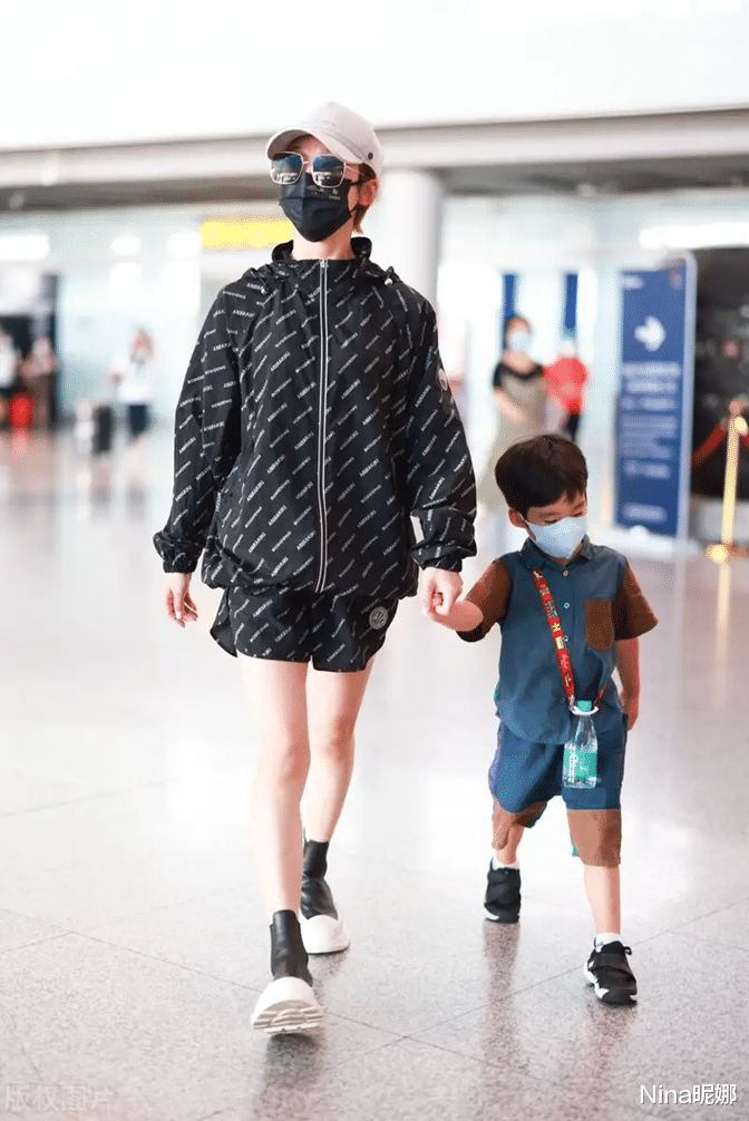 谢楠罕见带儿子走机场,穿短裤秀好身材,4岁儿子眼神高冷似吴京