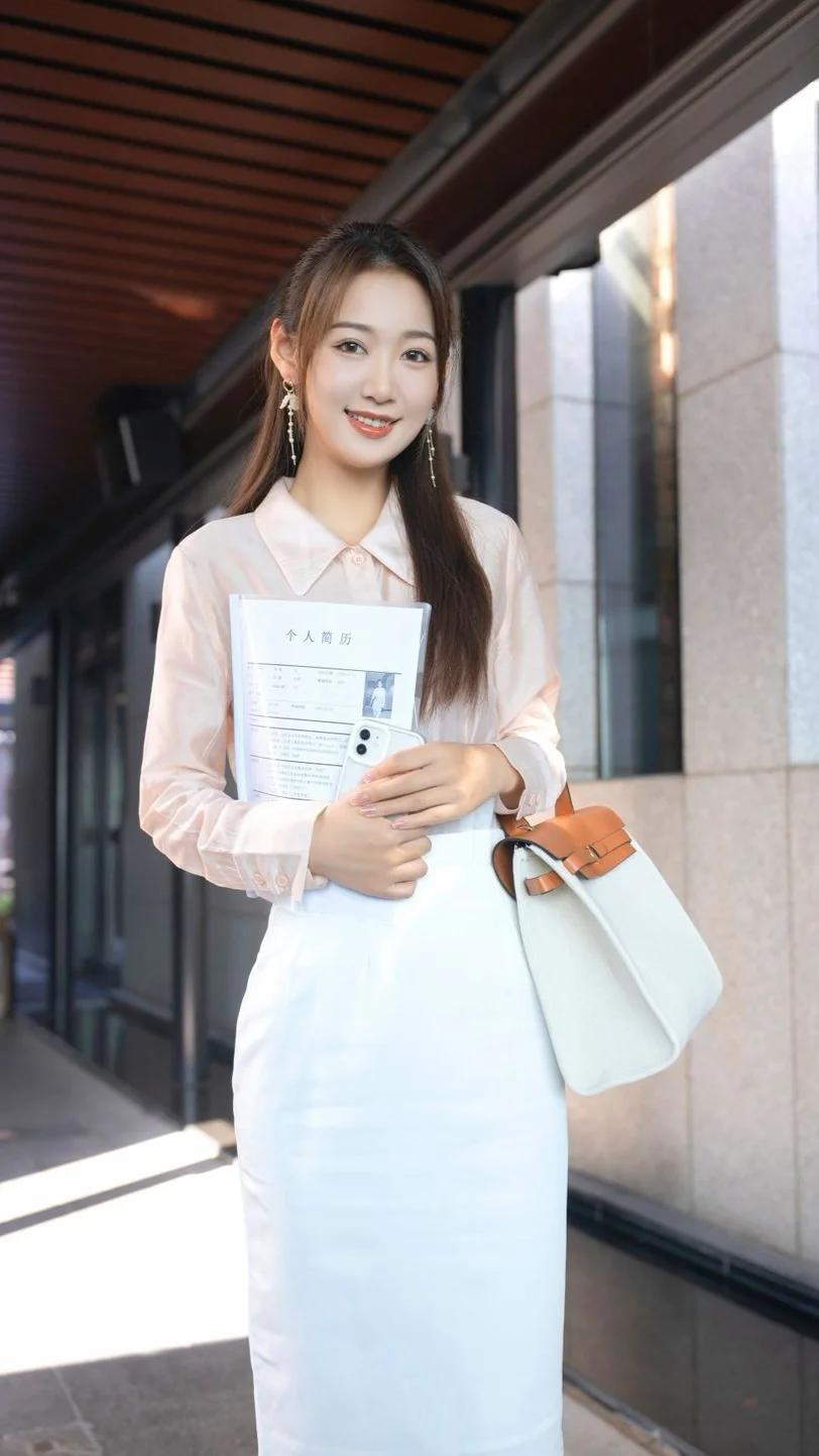 田间诗 穿一件粉色衬衣搭配白色包臀裙，得体的装扮赢得面试官认可！