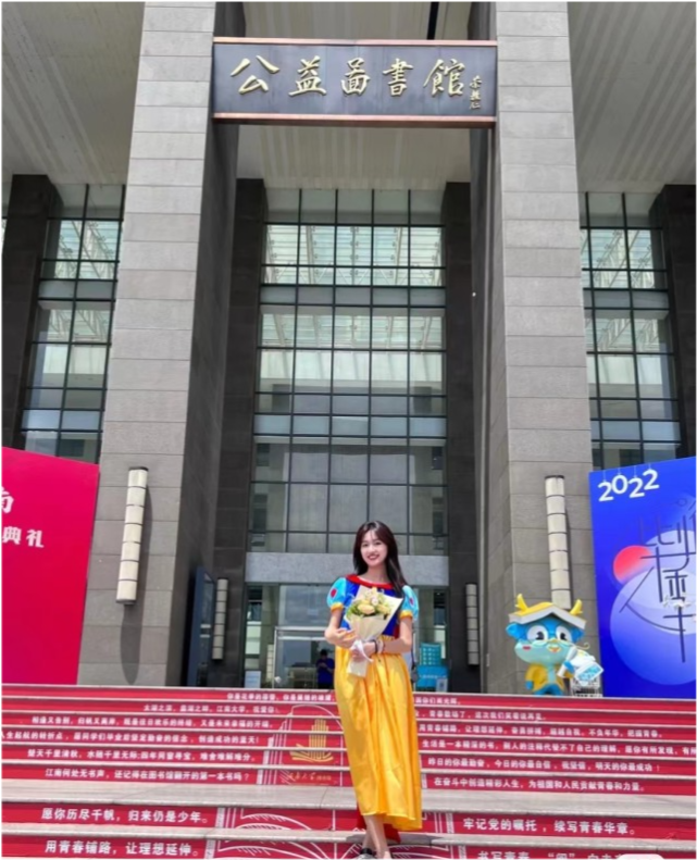 |女生拍毕业照穿低胸装扮“公主”！因太抢风头被骂惨