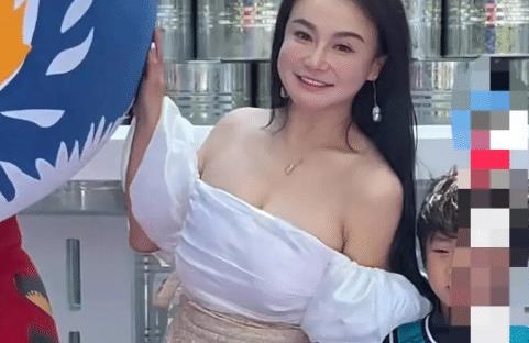 洗面奶 穿了不如不穿！拳王老婆拼四胎狂减肥，穿衣过于暴露被批