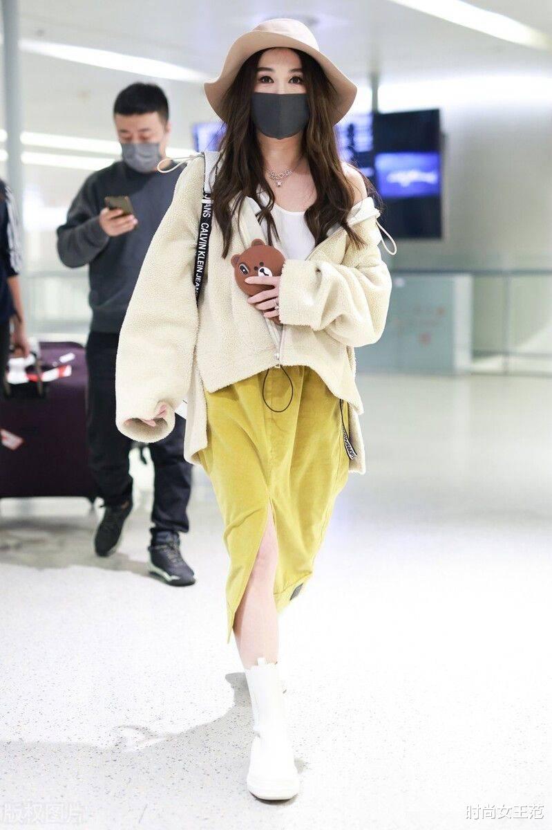 温碧霞|温碧霞在寺庙被偷拍！脸坑洼不平有老人样子了，还想着装嫩不假吗