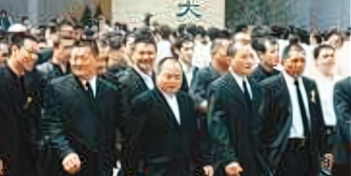 他是沉默的杀人犯,身负27条命案,判死刑后,要求和女友做一件事