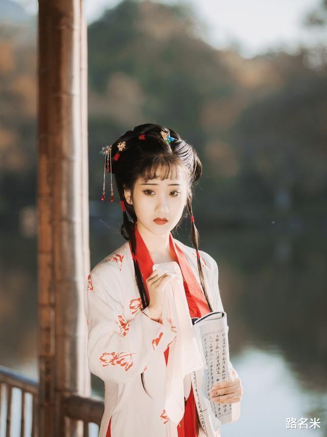 林黛玉|网红穿汉服模仿“林黛玉”，网友：让你模仿，没让你超越