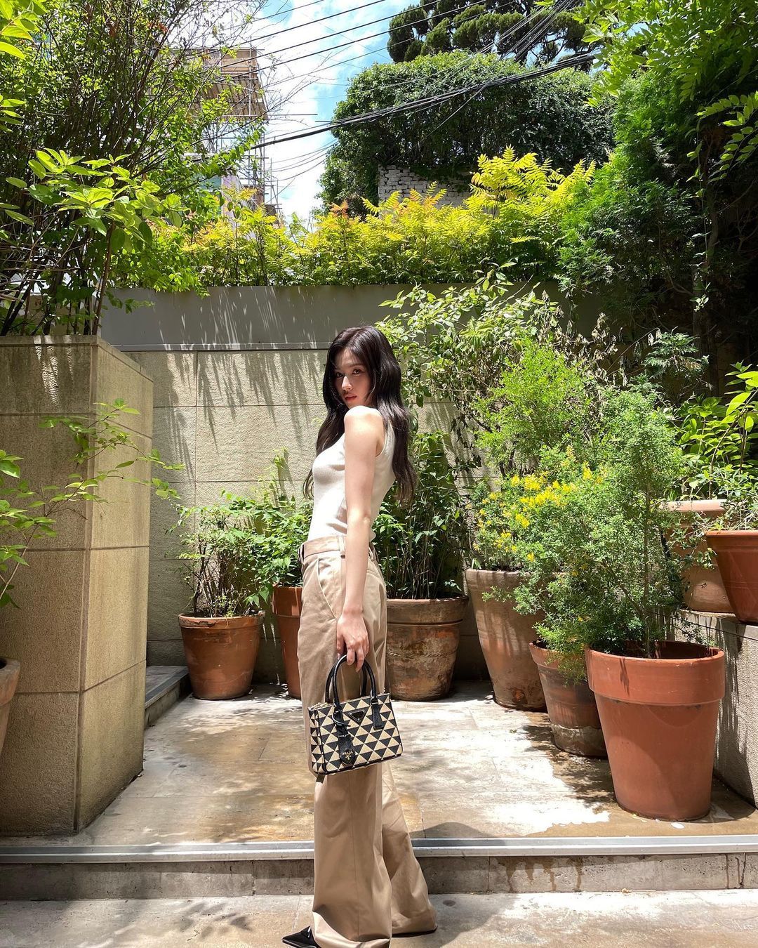 |Twice Sana晒近况,高挺鼻子,优雅肩线,夏日阳光中的非凡美人