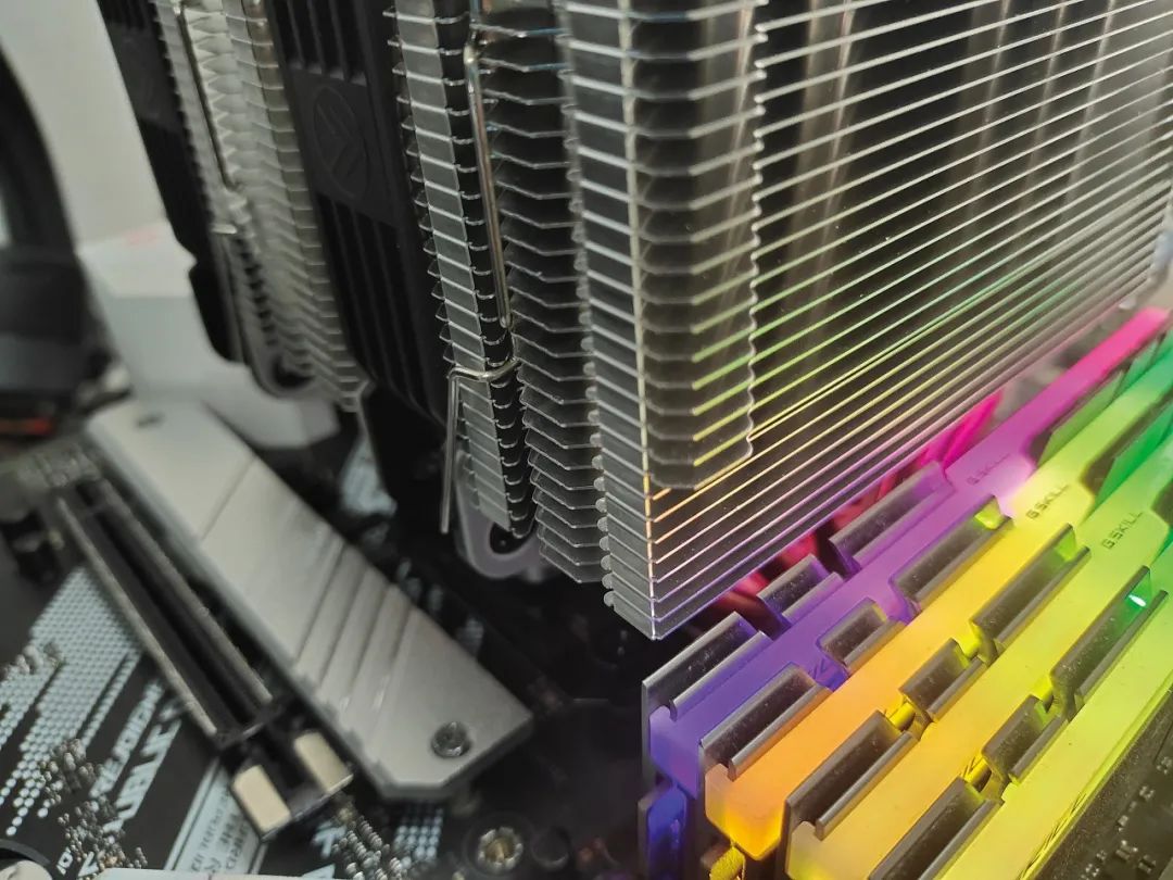 散热器|同为6热管怎么选？我们测了这两款散热器发现差异很大