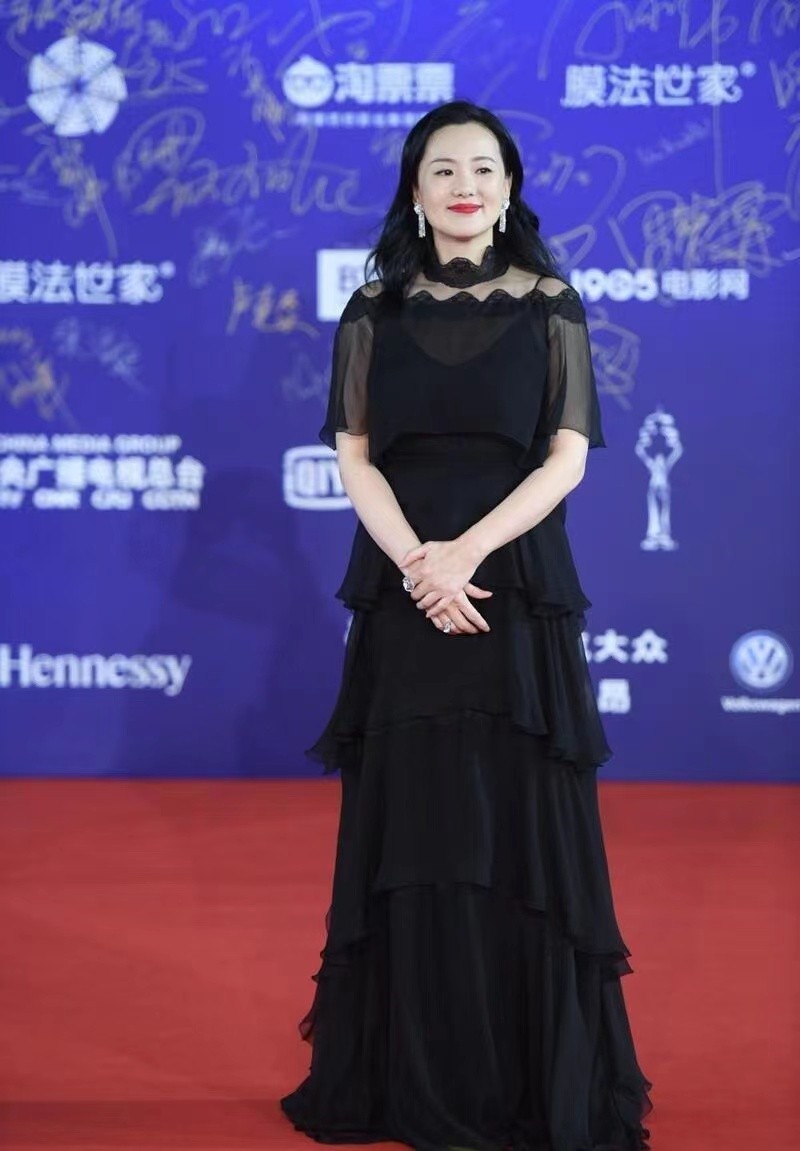 排毒 年过半百的咏梅魅力丝毫不差，穿黑裙涂红唇好娇艳，气质还那么好