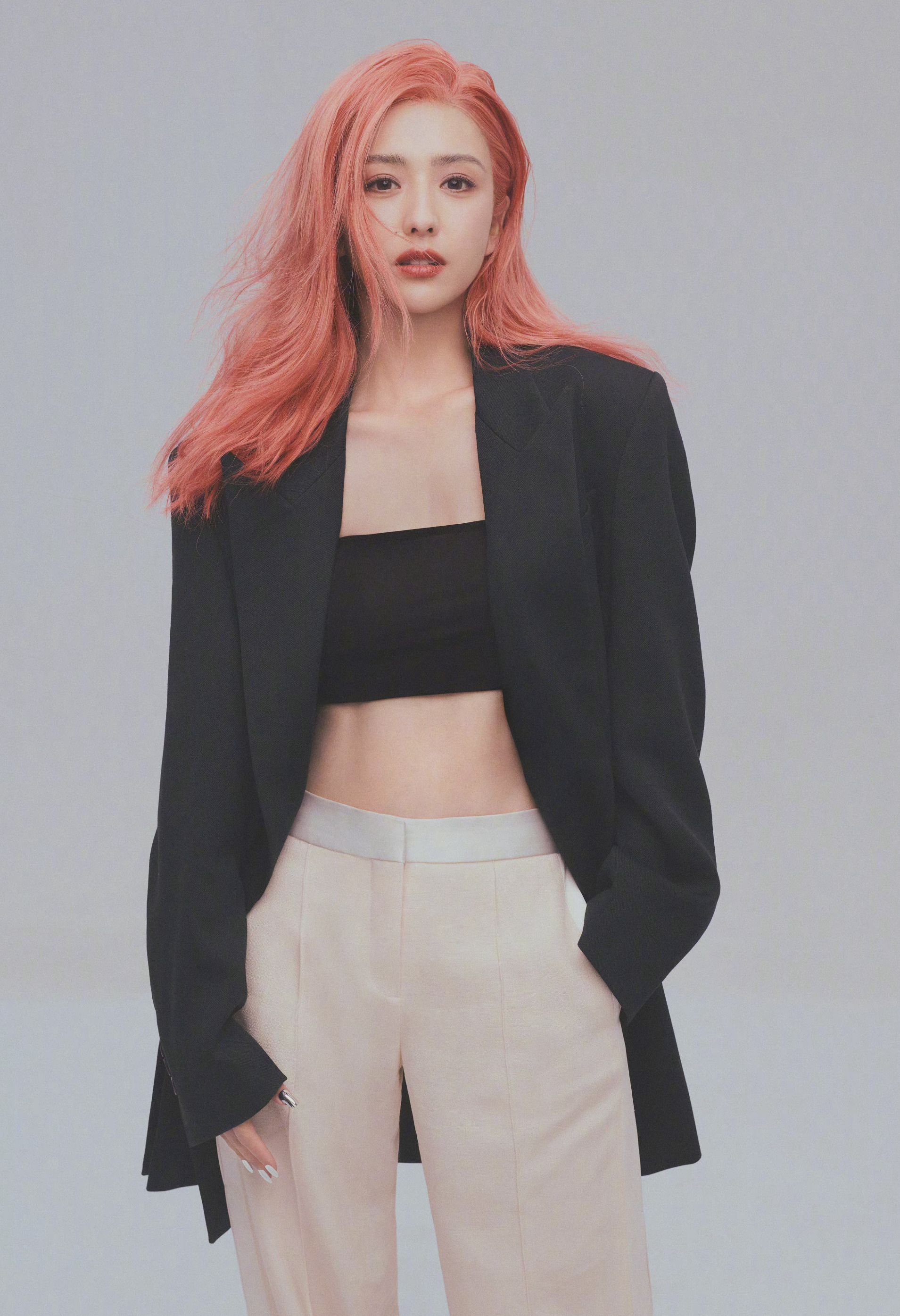 张桂梅|38岁佟丽娅越来越美了，拍杂志大片香肩抢镜，眉眼如画气质出众