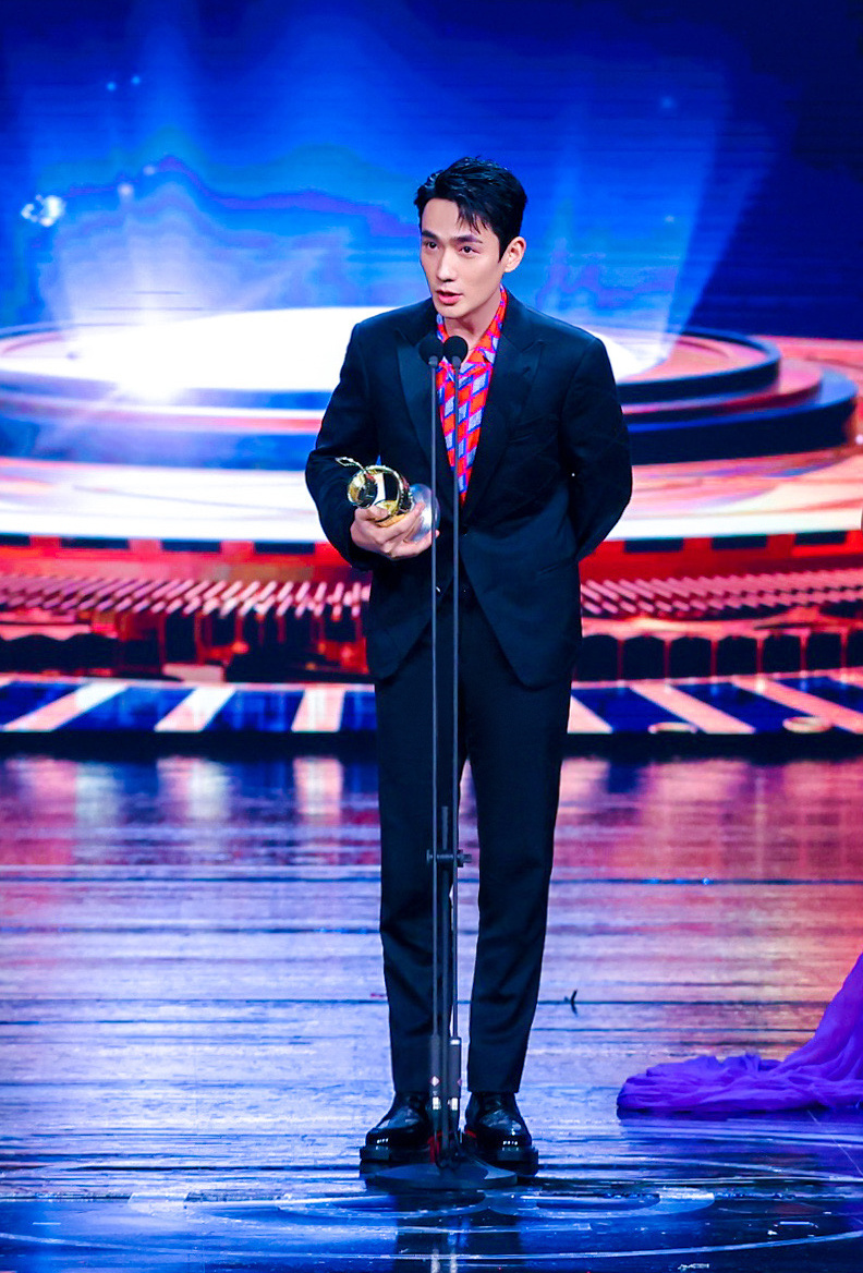 王俊凯|“微博电影之夜”获奖名单:李易峰和朱一龙获奖,王一博空手而归