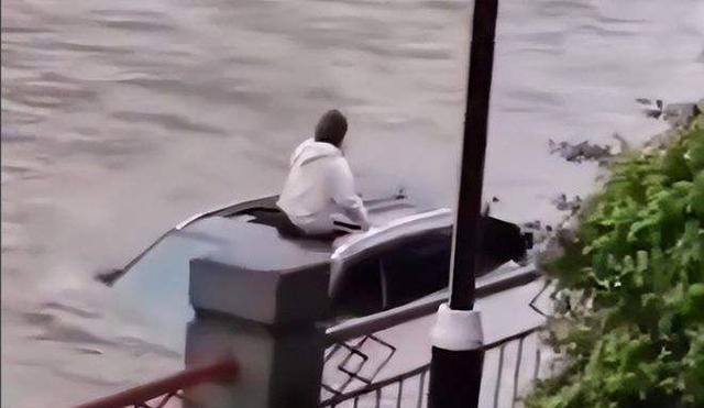 昆明女子驾车坠河身亡,车辆漂流几公里,目击者:想救却无能为力