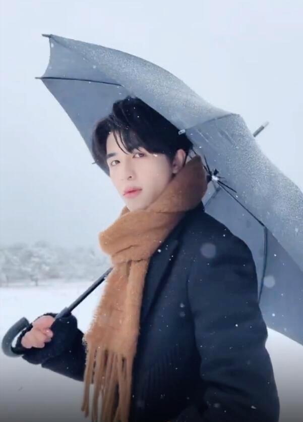 尹浩宇|INTO1尹浩宇晒丽江游玩视频,网友:还以为是薛之谦呢