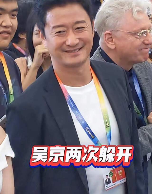 吴京|吴京两次甩开挽他手臂的美女,几乎要将女方抡出去,被赞男人楷模