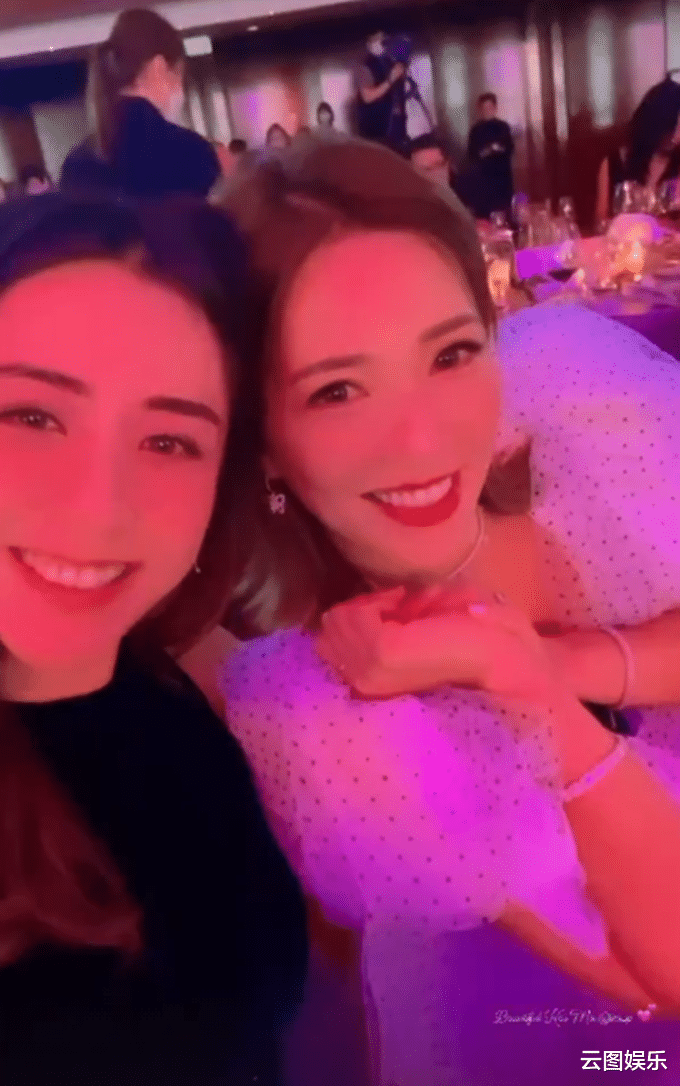 汤镇业|汤镇业长女与汤镇宗小女儿盛装出席晚宴!俩堂姐妹美貌出众身材好