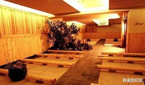 女子在洗浴中心夜不归宿,夜间感觉身体出现“异样”,醒来后报警