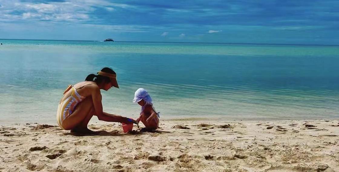 陈法拉|女星陈法拉让两岁混血女儿下跪收红包,网友被照片吓到,引发争议