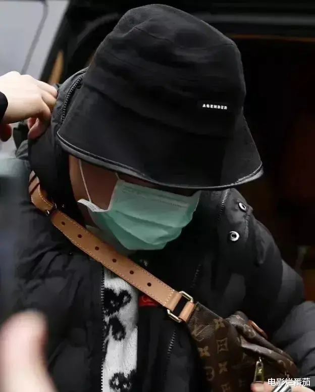 春晚|春晚二次联排：张小斐美目顾盼，邓超比心暖人，吉克隽逸红裙吸睛