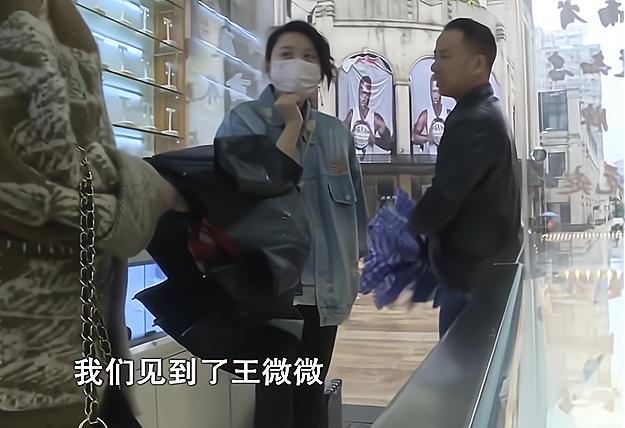 求婚高颜值女友屡遭拒,男子花80万赠珠宝店,女友:可以考虑同居