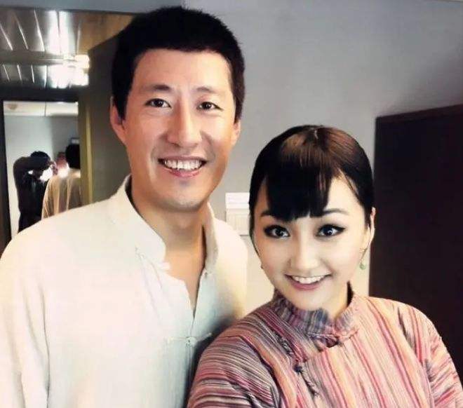 于震|47岁于震晒全家福!结婚10年疑生6个孩子,小13岁娇妻笑得幸福