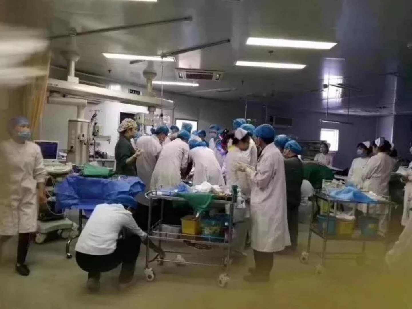 贵州公交车司机驾车冲入湖中,21人丧生:成年人的绝望就在一瞬间