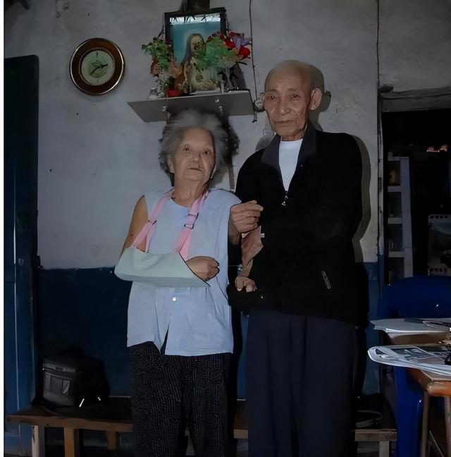 1997年,重庆80岁老人搞黄昏恋,新婚夜丈夫惊呼:我60年前娶过你
