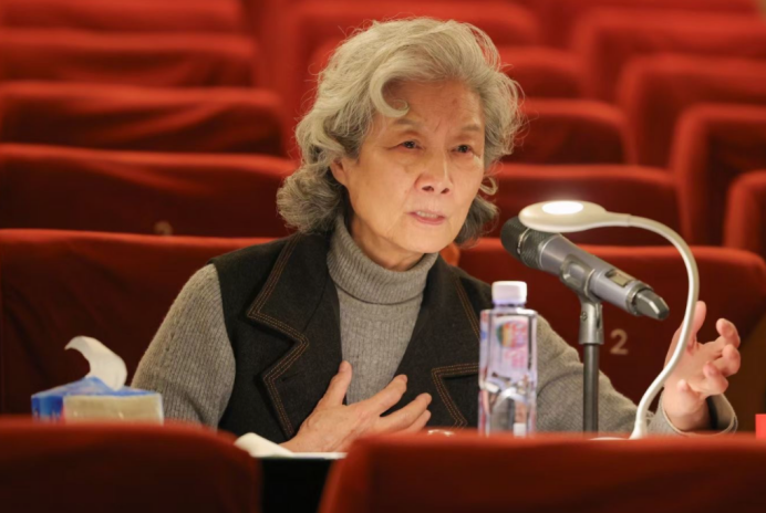 冯远征|众星现身人艺年度考核！吕中顶白发坐C位，冯远征坐姿乖巧表情萌