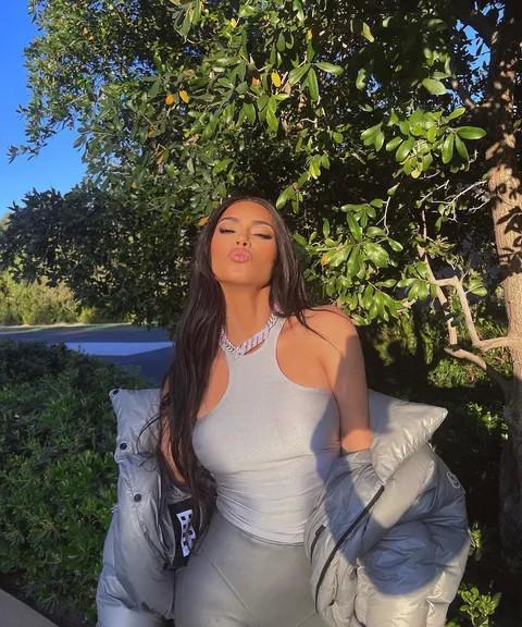 赵露思|41岁金卡戴珊嘟起厚唇，炫出定制钻石链，骄傲晒鲜肉男友的皮肤